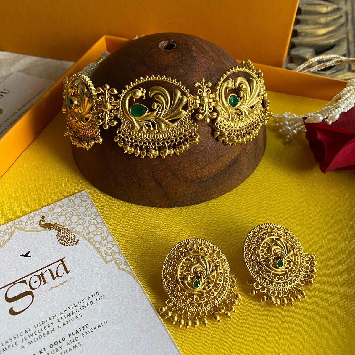 Dance of Mor Gift Box with Choker Necklace and Stud Earrings