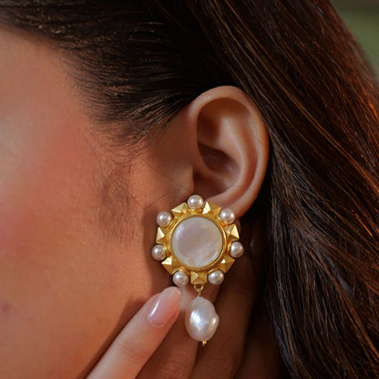 It's a Pearl World Earrings