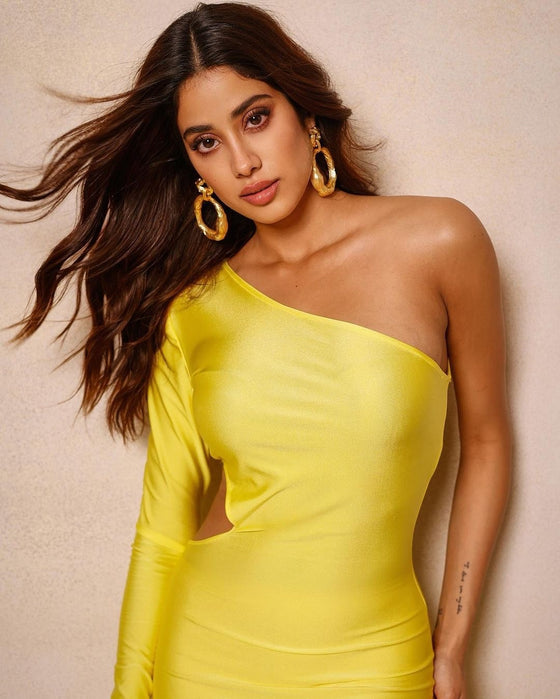 Janhvi Kapoor wearing Zariin